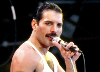 Freddie mirando al escenario en un concierto como si supiera algo.- Blog Hola Telcel