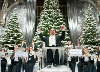 Uno de los profesores de Hogwarts tocando con una orquesta en navidad.- Blog Hola Telcel