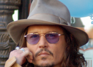 Johnny Depp sentado mientras espera la nueva película de Piratas del Caribe donde participará.- Blog Hola Telcel