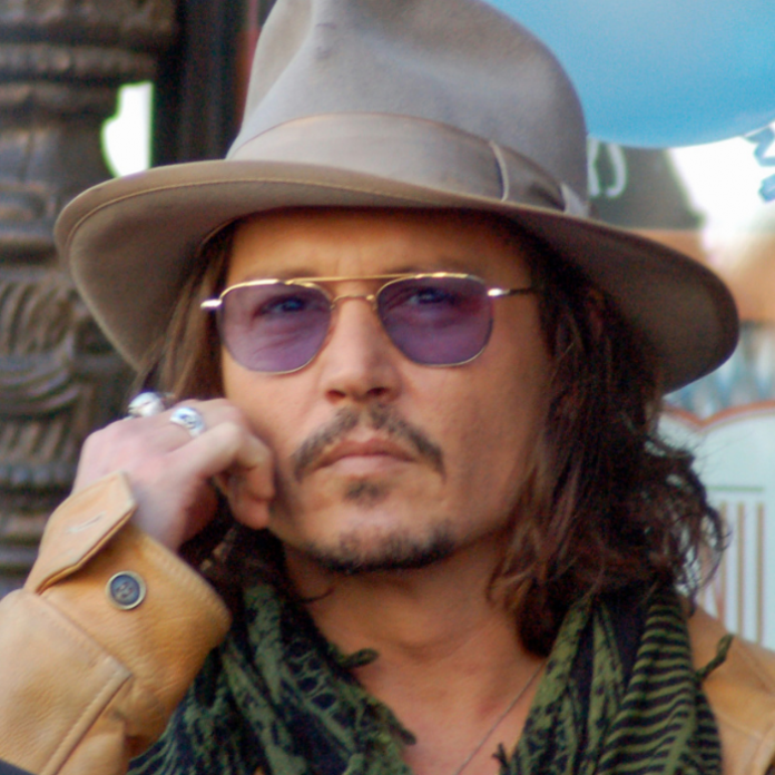 Johnny Depp sentado mientras espera la nueva película de Piratas del Caribe donde participará.- Blog Hola Telcel