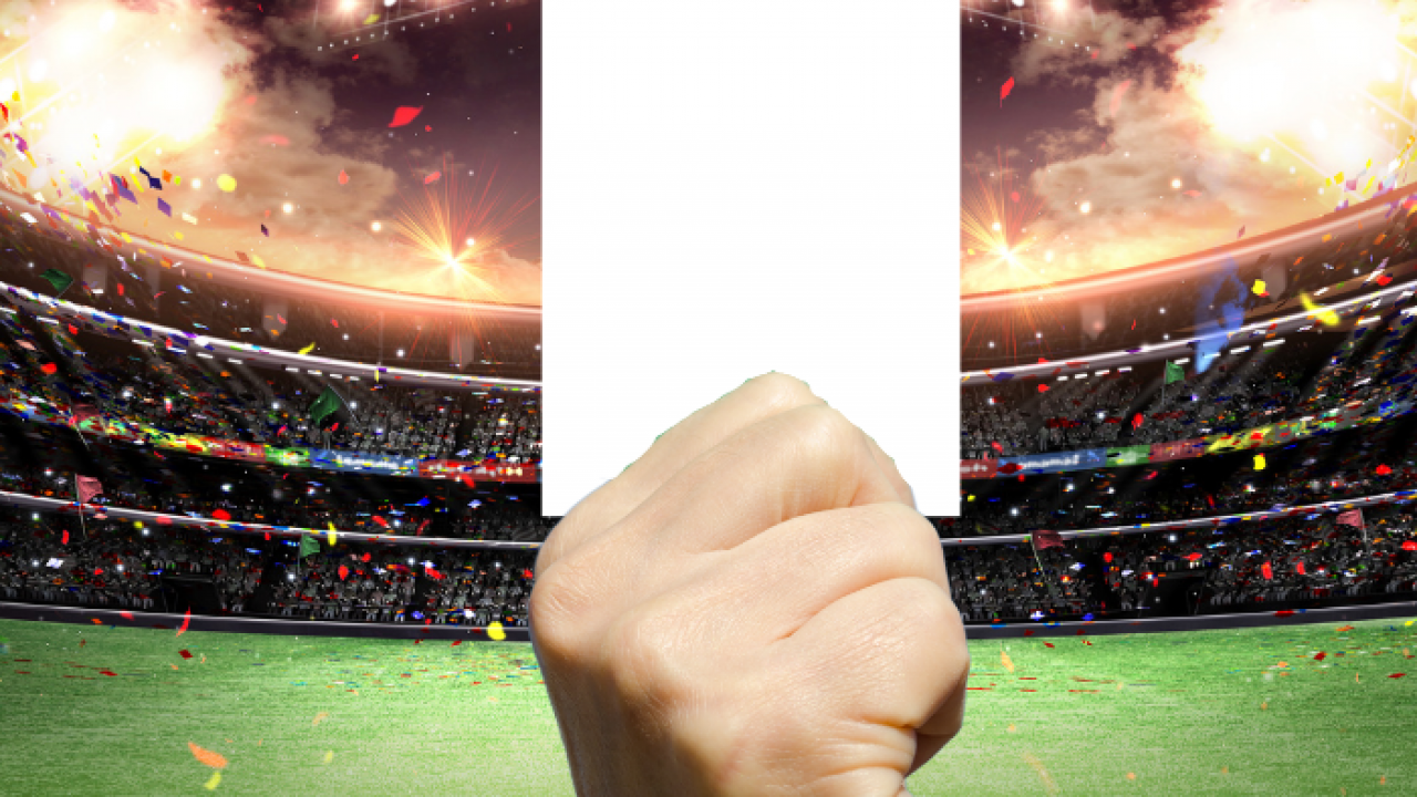 La tarjeta blanca llega al fútbol: para qué sirve y cuándo se emplea, Deportes