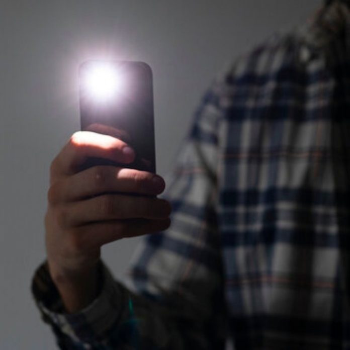 Conoce el truco para prender la lámpara de tu celular con la voz.-Blog Hola Telcel.jpeg