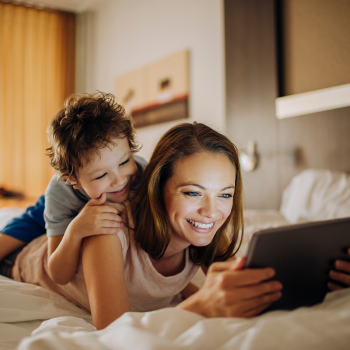 Mamá e hijo usando una tableta digital. Ideas de regalos para mamá.