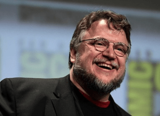 Guillermo del Toro sonriendo a pesar de que su película de Star Wars nunca pudo llevarse a cabo.- Blog Hola Telcel