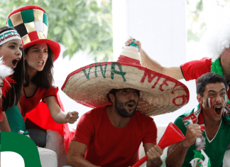 Un grupo de amigos celebrando los goles durante el partido entre México y Alemania en 2023.- Blog Hola Telcel