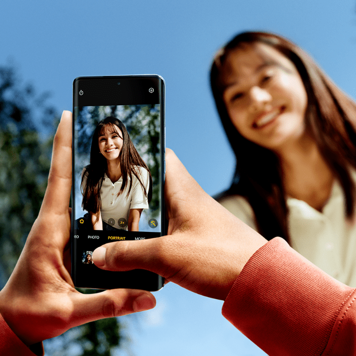 Una mujer tomándose una selfie para probar lo buenas que son las fotos del Reno10 5G mejoradas con inteligencia artificial.- Blog Hola Telcel 