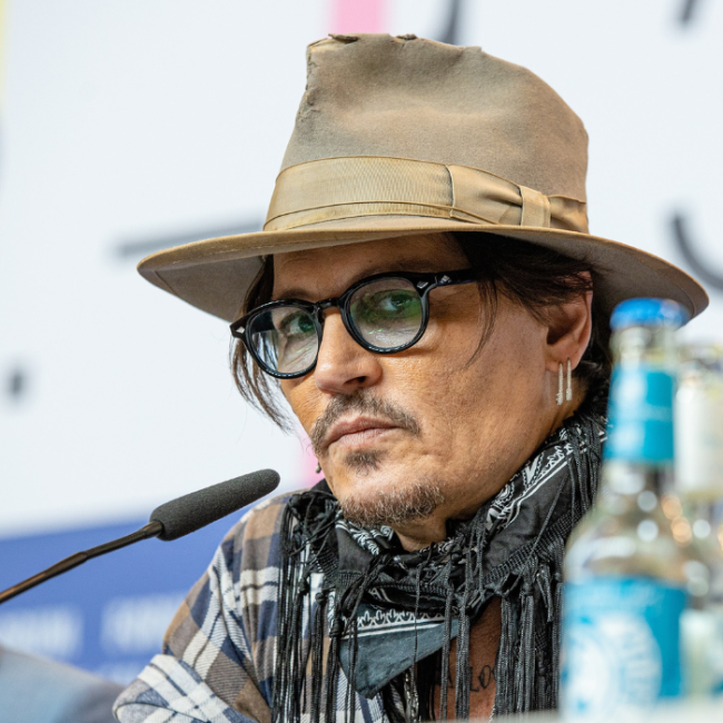 Johnny Depp sentado mientras espera la nueva película de Piratas del Caribe donde participará.- Blog Hola Telcel