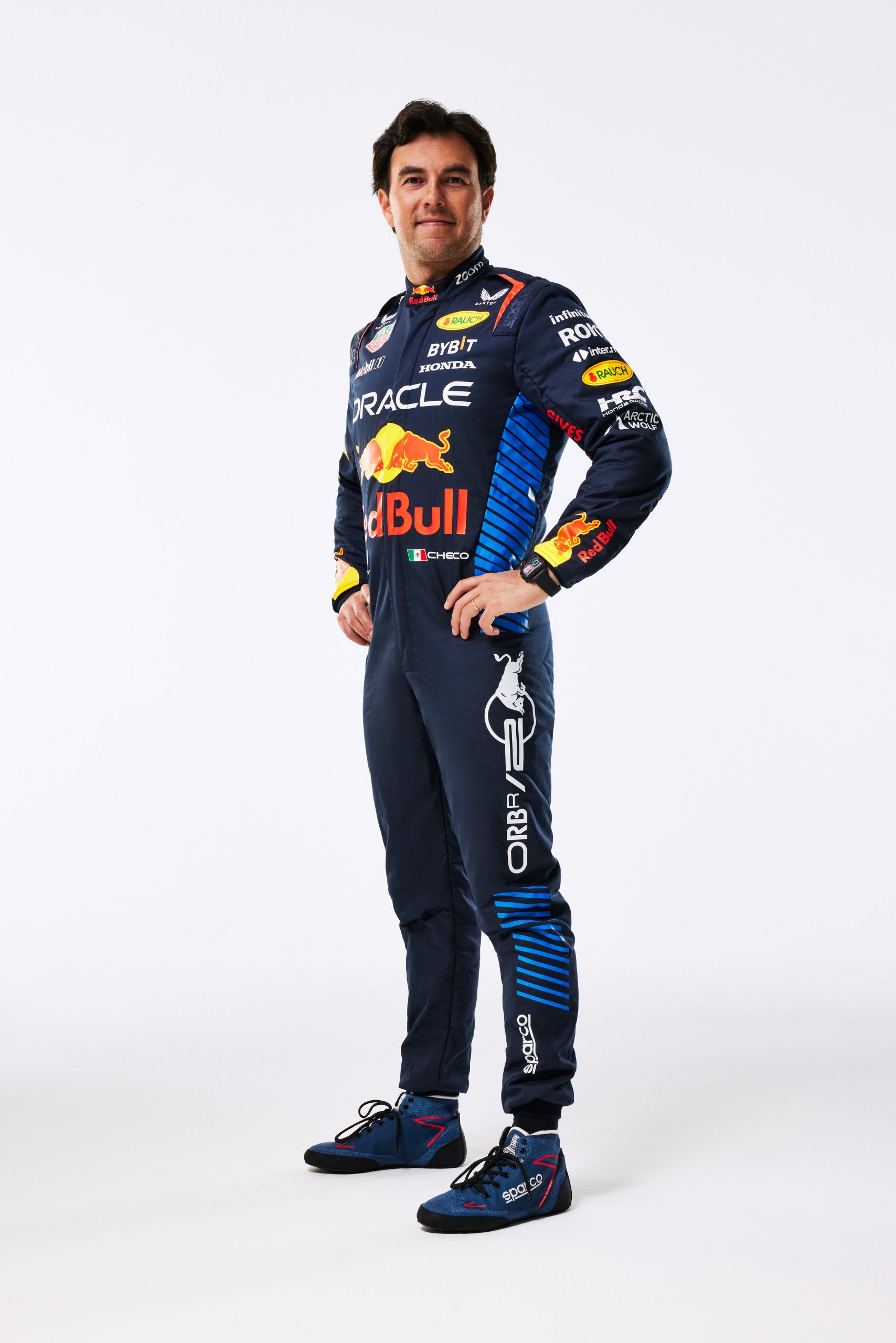 Checo Pérez posando para una de sus fotos antes de iniciar la temporada 2024 con Oracle Red Bull Racing y el RB20.- Blog Hola Telcel