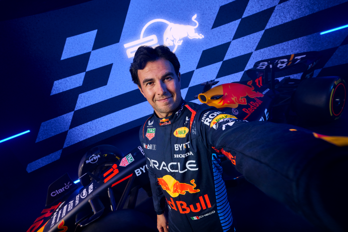 Conoce el nuevo auto de Checo Pérez RB20 con el que correrá la temporada 2024 en el 20 aniversario de Oracle Red Bull Racing.- Blog Hola Telcel