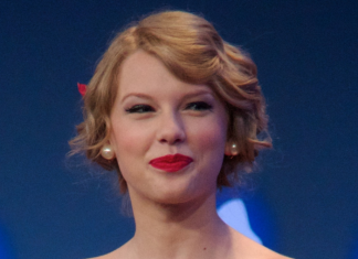 Taylor Swift leyendo las teorías sobre su autoría en Argylle.- Blog Hola Telcel.