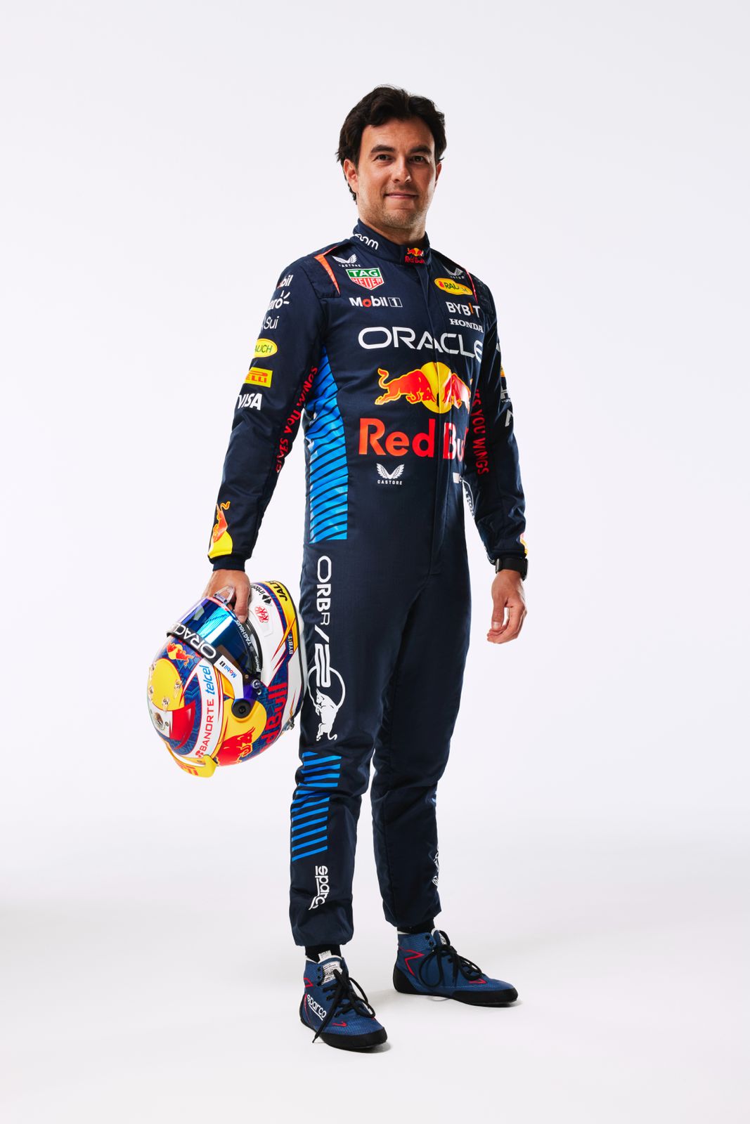 Checo Pérez posando con casco para la temporada 2024 de Oracle Red Bull Racing.- Blog Hola Telcel 
