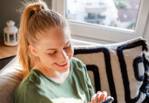 Mujer usando su smatrphone para armar divertidos videos con la nueva función de Instagram 'reels' y poder añadir carruseles de fotos a su contenido.- Blog Hola Telcel.
