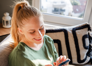 Mujer usando su smatrphone para armar divertidos videos con la nueva función de Instagram 'reels' y poder añadir carruseles de fotos a su contenido.- Blog Hola Telcel.