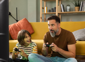Padre e hijo jugando en PlayStation 5.- Blog Hola Telcel.