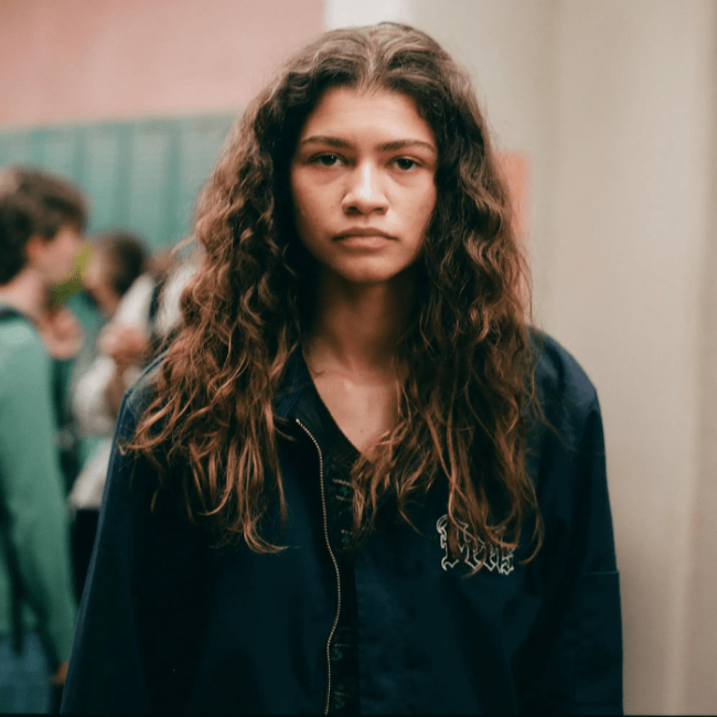 Euforia Zendaya interpretando a Rue en el set de 'Euphoria'. La temporada tres fue retrasada. Blog Hola Telcel.