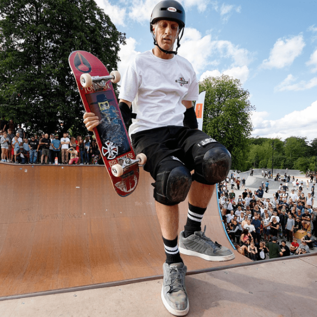 Tony Hawk Tony Hawk está desarrollando su nueva serie animada 'Skatebirds'.- Blog Hola Telcel.