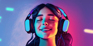 Mujer con audífonos y mando de consola jugando videojuegos solo en audio con los ojos cerrados bajo luces de neón.- Blog Hola Telcel