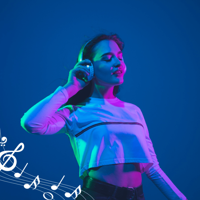 Mujer escuchando Hit Me Hard and Soft.- Blog Hola Telcel