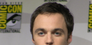 Jim Parsons intérprete de Sheldon Cooper en The Big Bang Theory.- Blog Hola Telcel