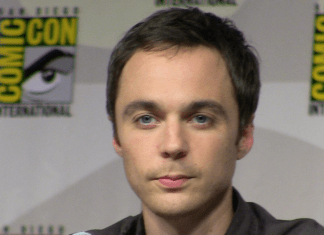 Jim Parsons intérprete de Sheldon Cooper en The Big Bang Theory.- Blog Hola Telcel