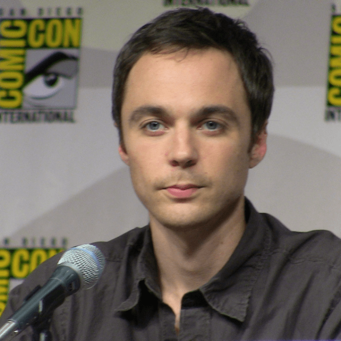 Jim Parsons intérprete de Sheldon Cooper en The Big Bang Theory.- Blog Hola Telcel