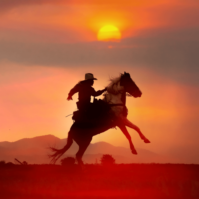 Vaquero cabalgando ante la puesta del sol en la serie 'Yellowstone'.- Blog Hola Telcel