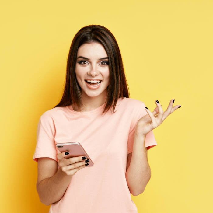 mujer feliz viendo los equipos de las mejores marcas disponibles en la Tienda en Línea de Telcel.- Blog Hola Telcel