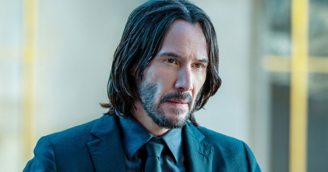 Keanu Reeves sosteniendo a su perro Daisy quien hace el dolor de la pérdida de su esposa más llevadero.- Blog Hola Telcel