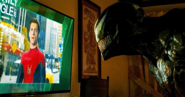 Venom viendo a Tom Holland en la TV Conoce todo sobre la película que terminará con el multiverso de las películas de Marvel.- Blog Hola Telcel