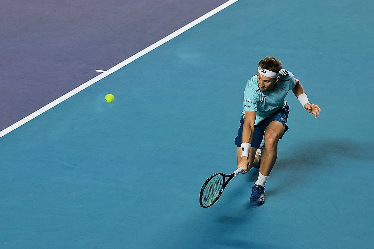 Casper Ruud esforzándose para devolver una pelota de tenis desgastada en la final del Abierto Mexicano Telcel 2024.- Blog Hola Telcel 