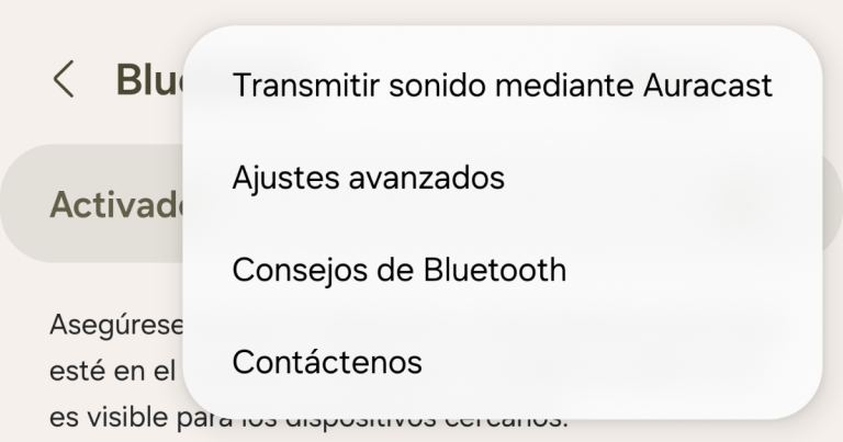 Auracast Mujer con audífonos sonriendo por la llegada de Auracast a diferentes dispositivos.- Blog Hola Telcel