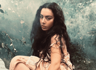 Charli xcx se viste de sombras con 'Chains of Love'.- Blog Hola Telcel